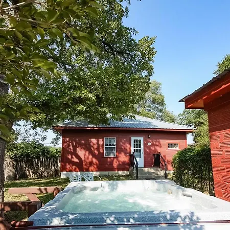 August Schmidt Fredericksburg Cottage With Hot Tub